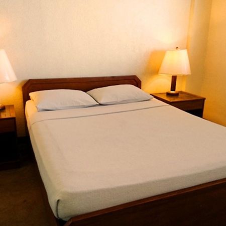 Amorsolo Mansion Hotel Макати Экстерьер фото